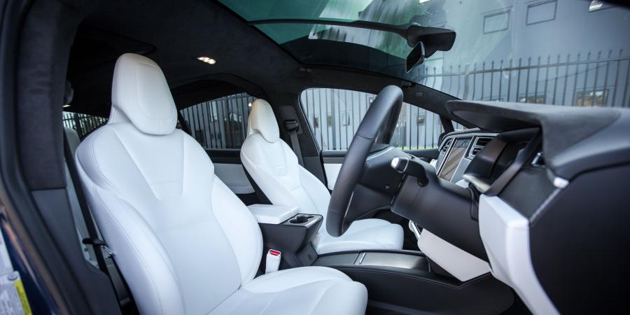 Интерьер Tesla Model X P100D 2017 года  (AU) (фото 11 из 17)